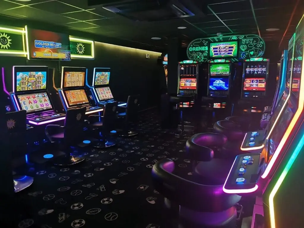 Salle de jeux Orenes avec machines à sous