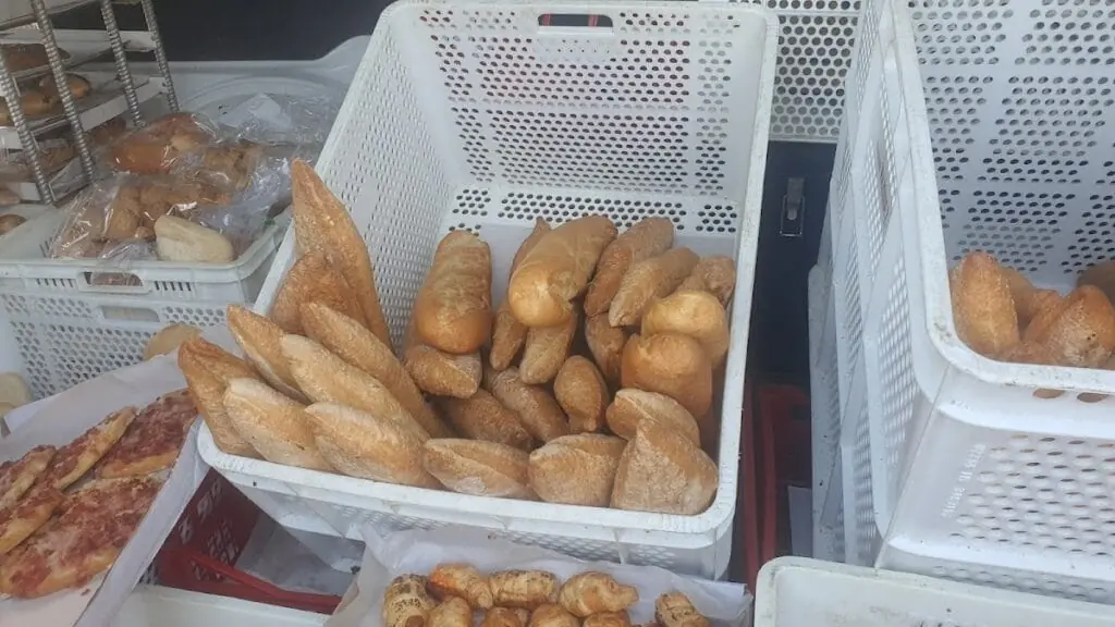Panier de pain tout juste sorti du four de Panadería Confitería Isla Grosa