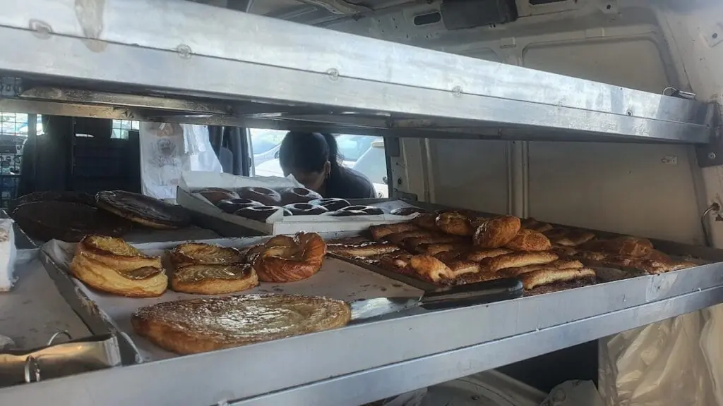 Viennoiseries et douceurs dans la camionnette de livraison de Panadería Confitería Isla Grosa