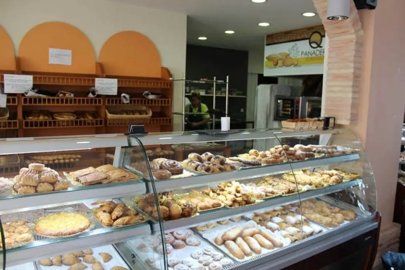 Gebäckvitrine der Panadería Pastelería Dominique