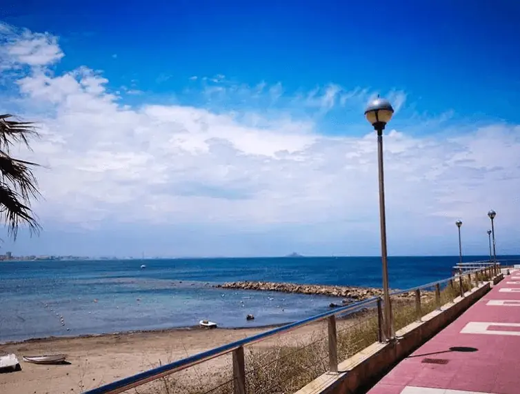 Promenade maritime avec réverbères au bord de la mer à Cabo de Palos
