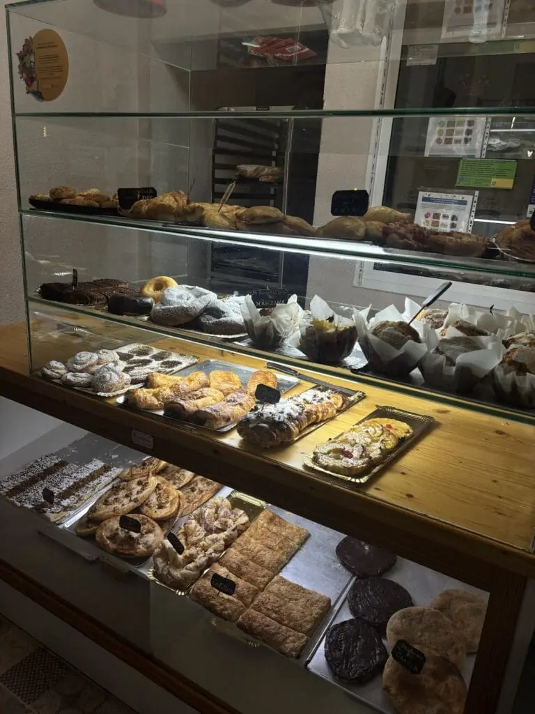 Theke der Pastelería El Horno De Benito in La Manga
