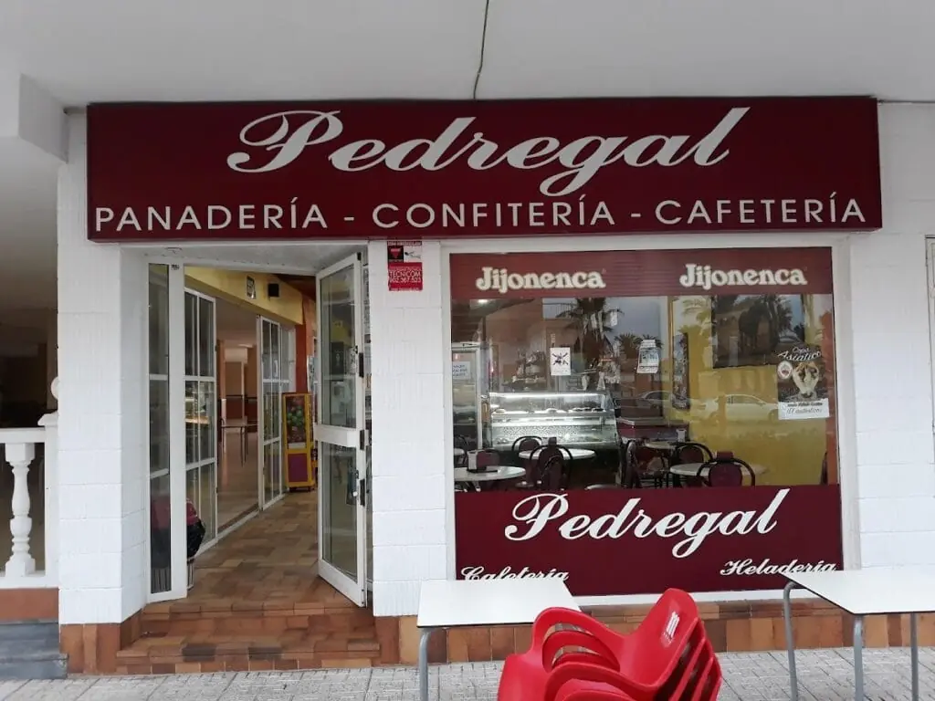 Fassade von Pedregal Cafetería-Confitería-Heladería in der Urbanización Esmeralda II