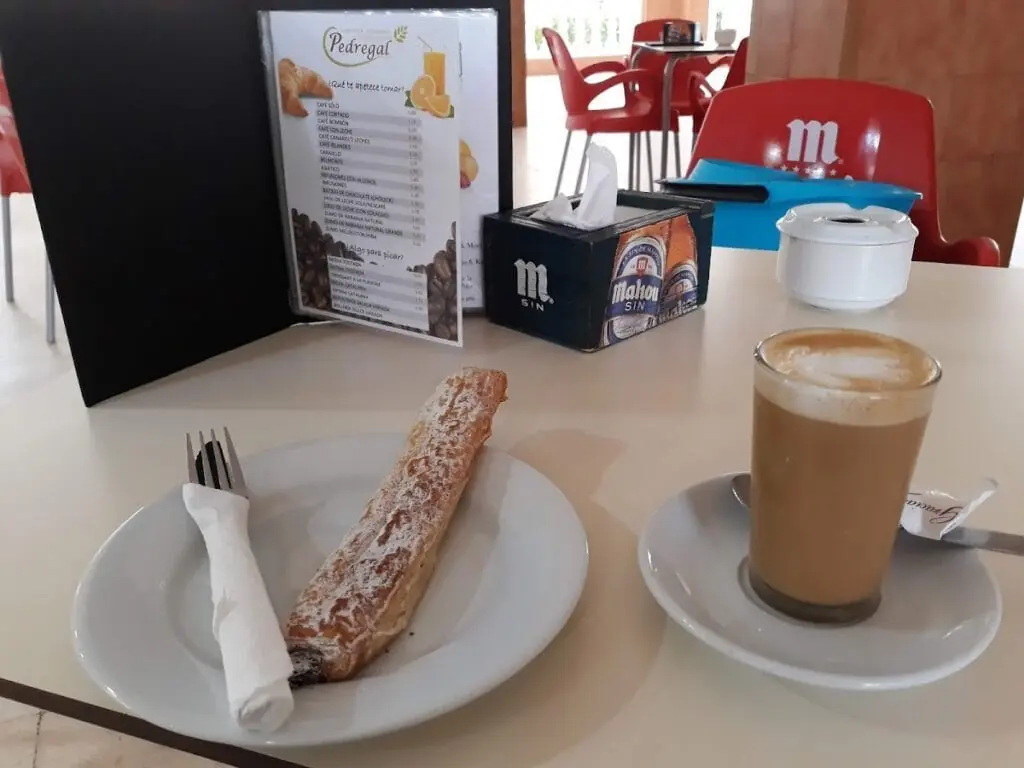 Gebäckvitrine von Pedregal Cafetería-Confitería-Heladería