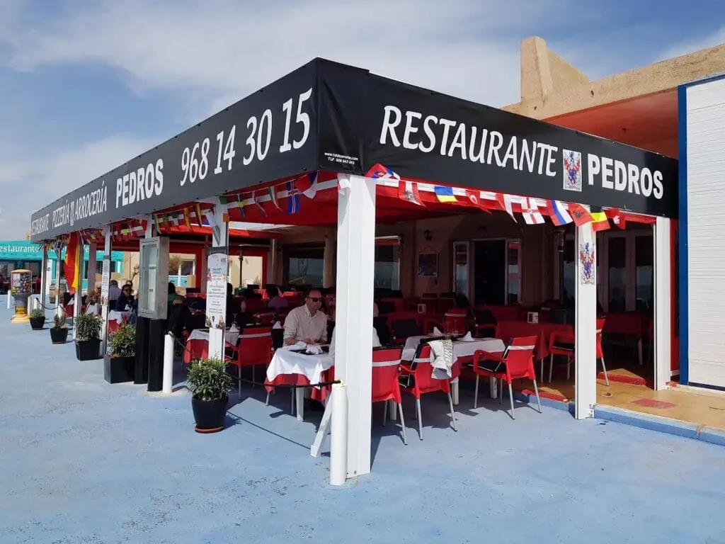 Terrasse des Restaurante Pedro's im Hafen Tomás Maestre