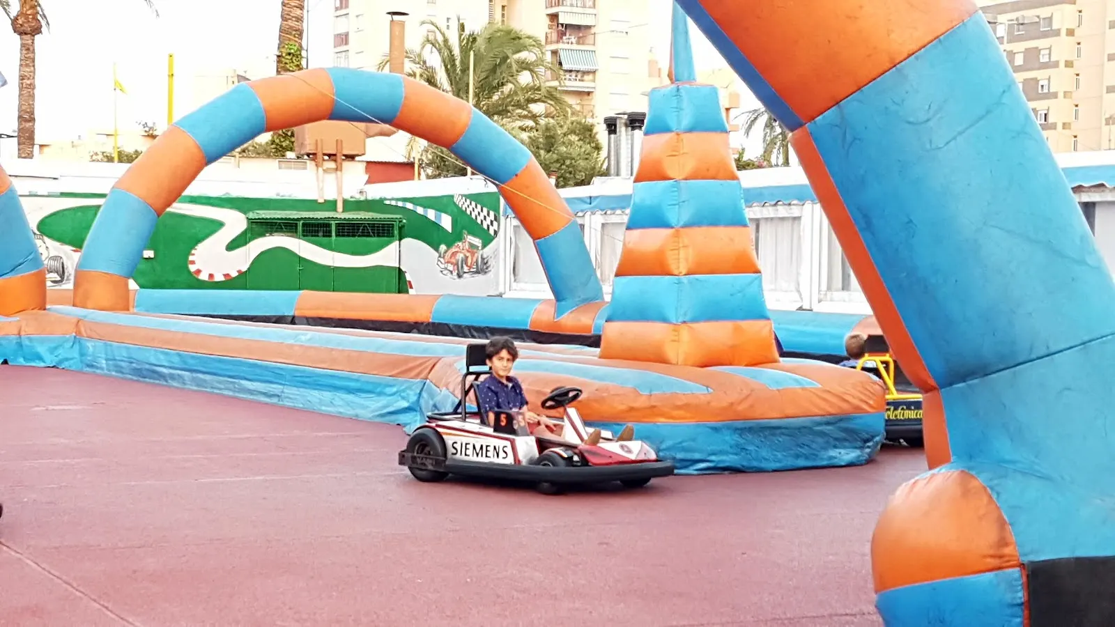 Kinder haben Spaß an den Attraktionen von Peke Park La Manga