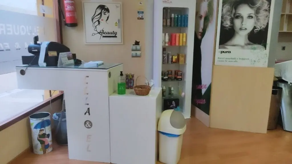 Intérieur de Peluquería Ella & El à Los Belones