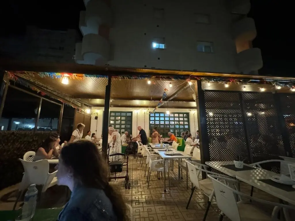 Terrasse mit Kinderspielplatz in der Pizzería Da Sebastián