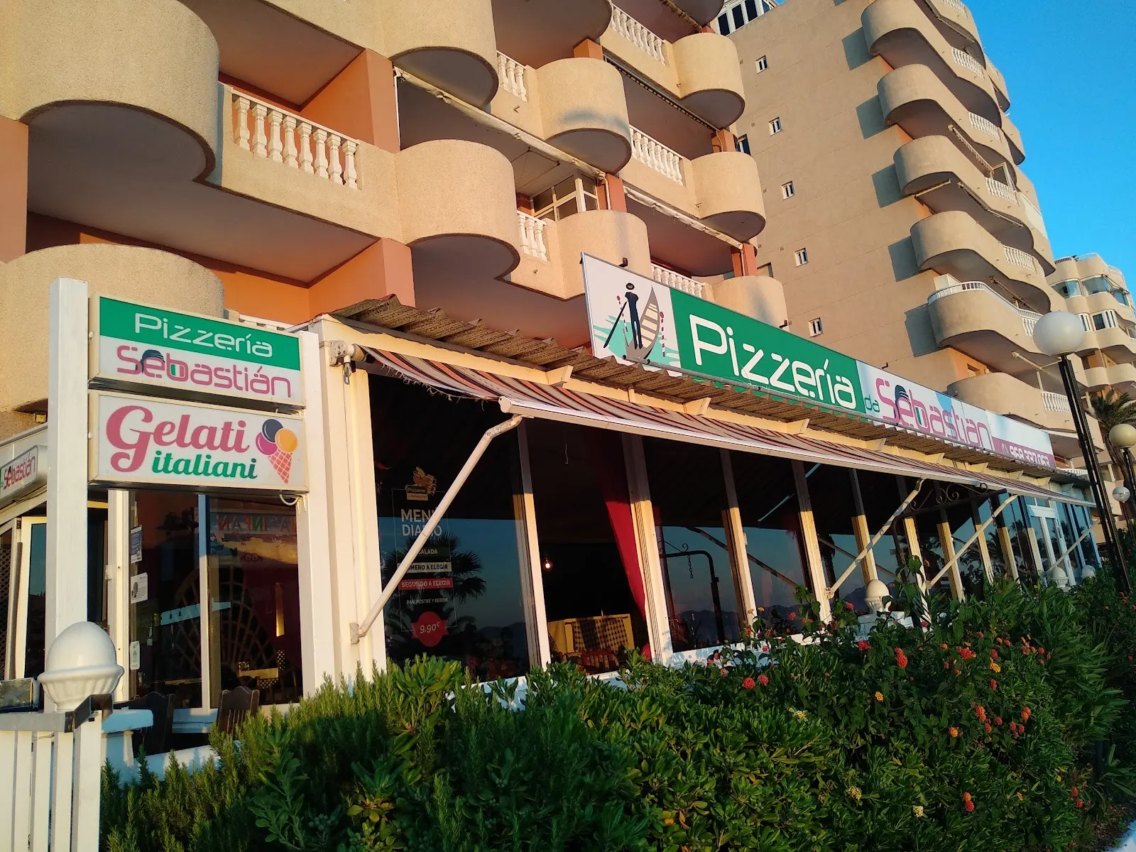 Dining room at Pizzería Da Sebastián overlooking Mar Menor