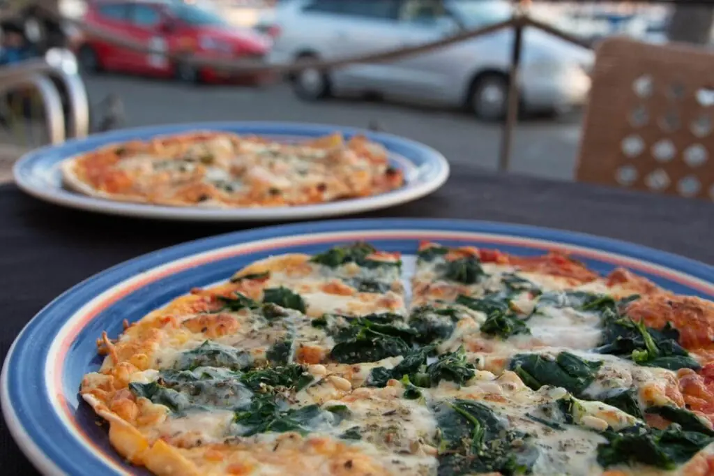 Pizza servie chez Di Mare Pizzería Restaurante, Puerto Tomás Maestre