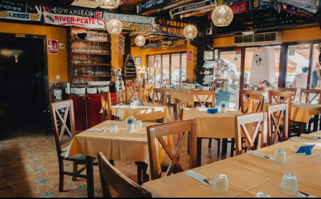 Salle intérieure de Di Mare Pizzería Restaurante au Puerto Tomás Maestre