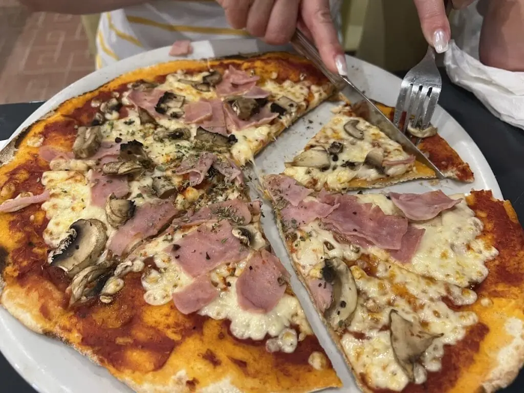 Beheizte Terrasse der Pizzería Mamma Bohemia