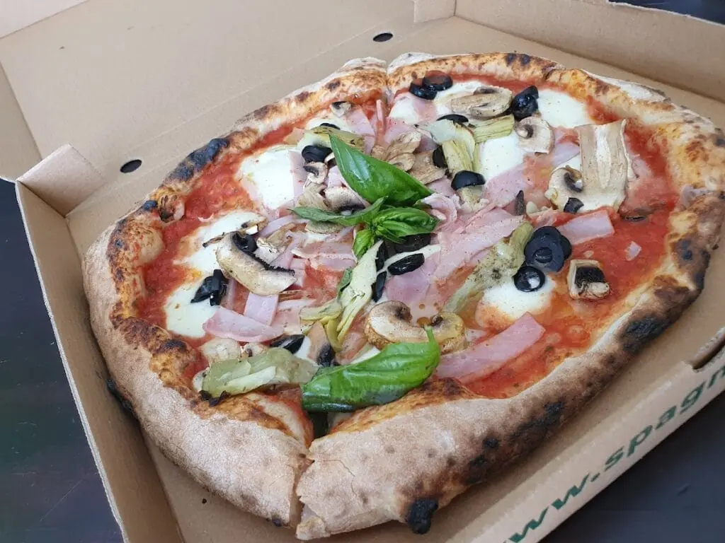 Façade de la Pizzería Spagnapolí à Copacavanna
