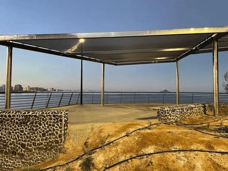 Pergola avec garde-corps au-dessus de la mer à la tombée de la nuit, au Mirador del Galúa