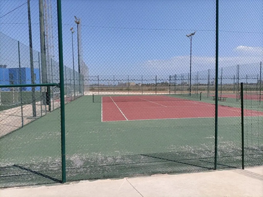 Fassade des Polideportivo Playa Paraíso in Playa Honda