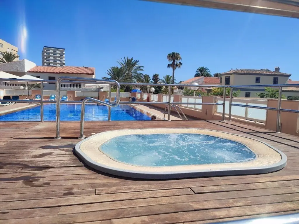 Außen-Whirlpool auf der Terrasse des Poseidon La Manga Hotel & Spa