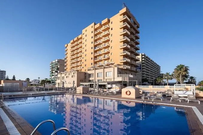 Fassade des Hotels Poseidon La Manga am Außenpool