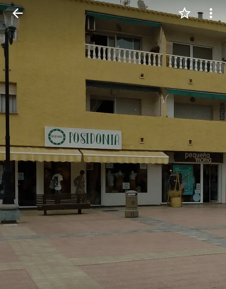 Fassade von Posidonia La Manga an der Plaza Bohemia