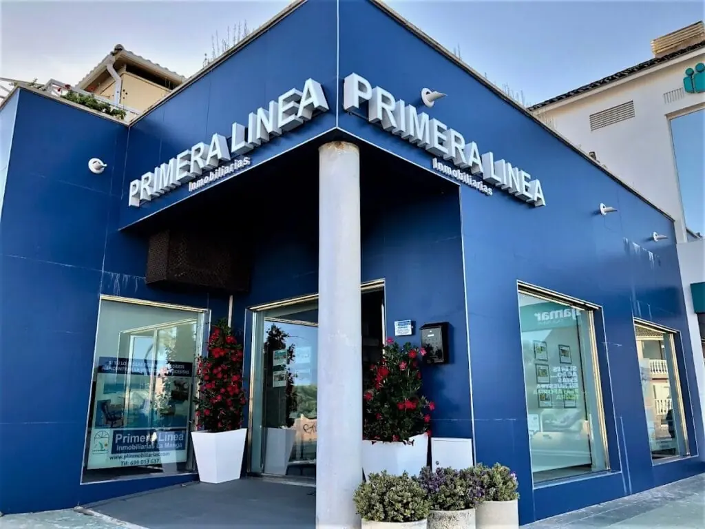 Blue front of the PRIMERA LINEA Inmobiliarias office in Cabo de Palos