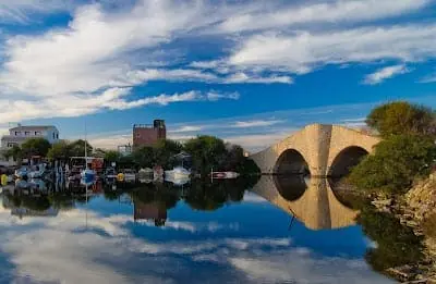 Puente de la Risa und Boote, die sich im Kanal spiegeln