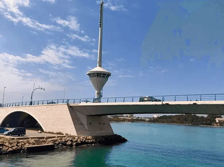 Klappbrücke des Estacio und ihr Kontrollturm