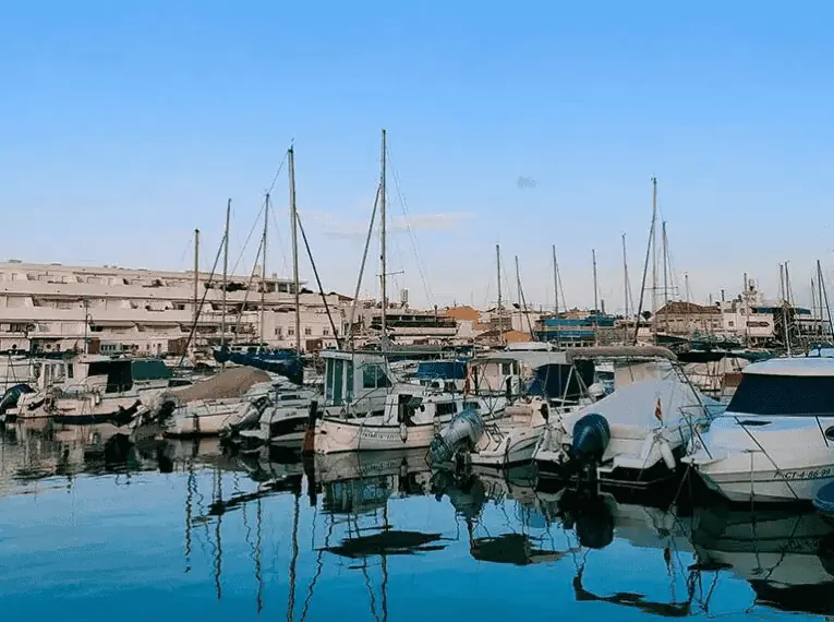 Segelboote und Motorboote im Hafen von Cabo de Palos