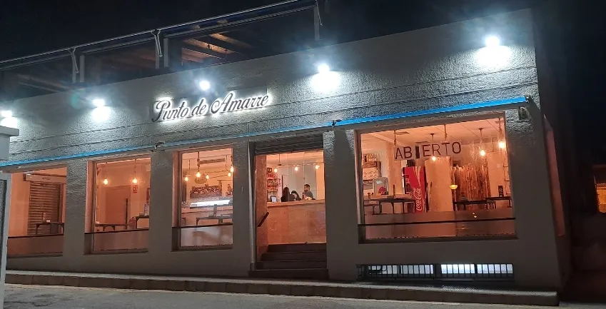 Façade illuminée de Punto de Amarre la nuit, à Cabo de Palos