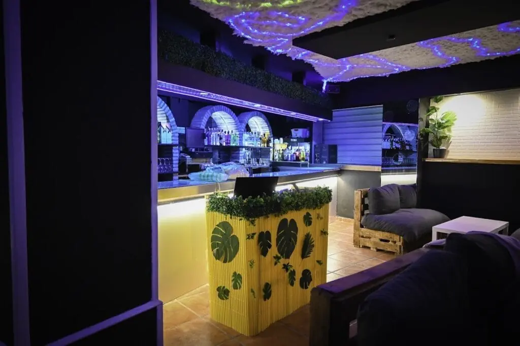 Sofaecke und Bar von Quality Pub, Urbanización Cabila