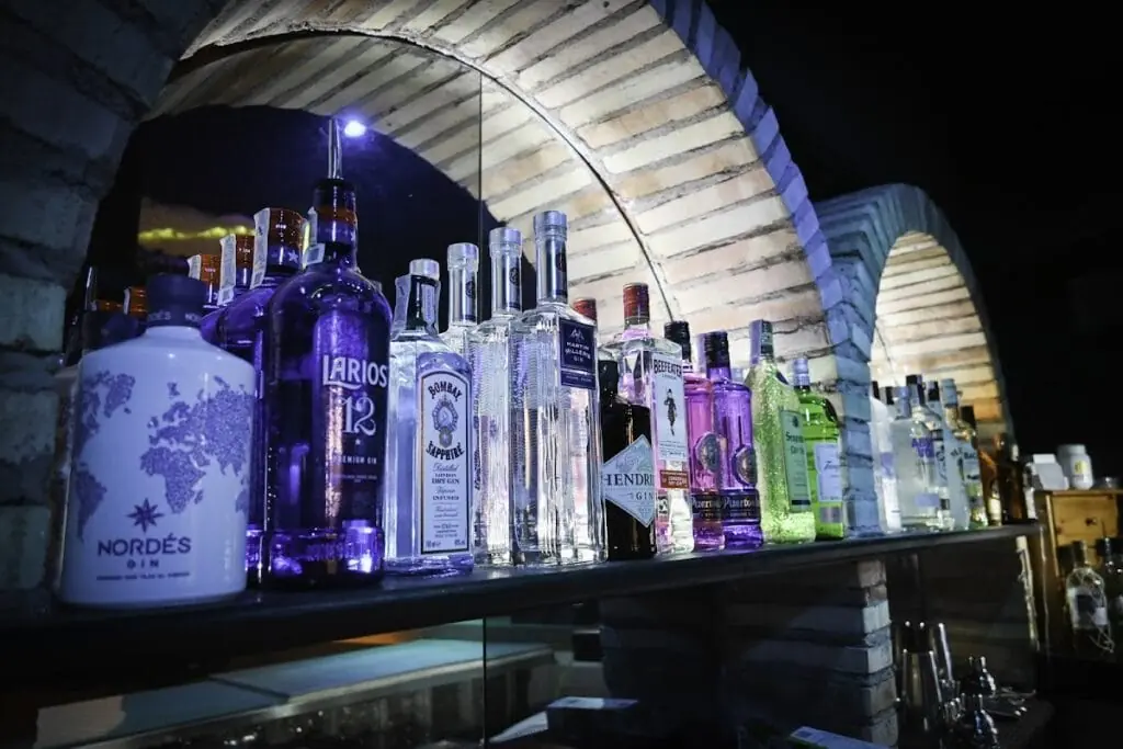 Gin-Regal an der Bar von Quality Pub