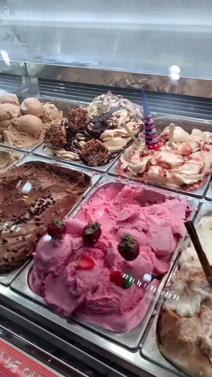 Display of artisan ice cream flavours at Ramón Sirvent