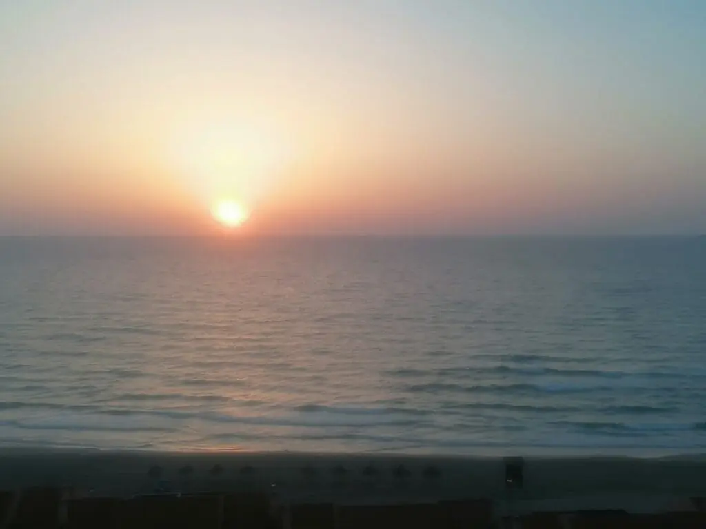 Blick auf den Sonnenuntergang von der Terrasse von Residencial Segura y Copacabana
