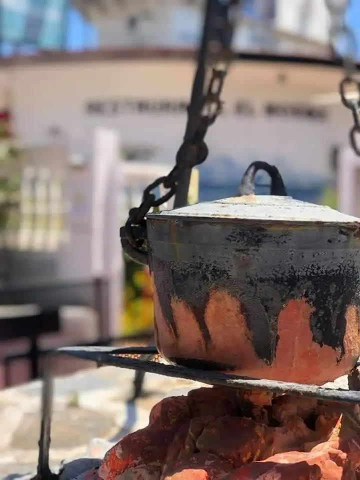 Cuisine traditionnelle préparée au Restaurante El Mosqui