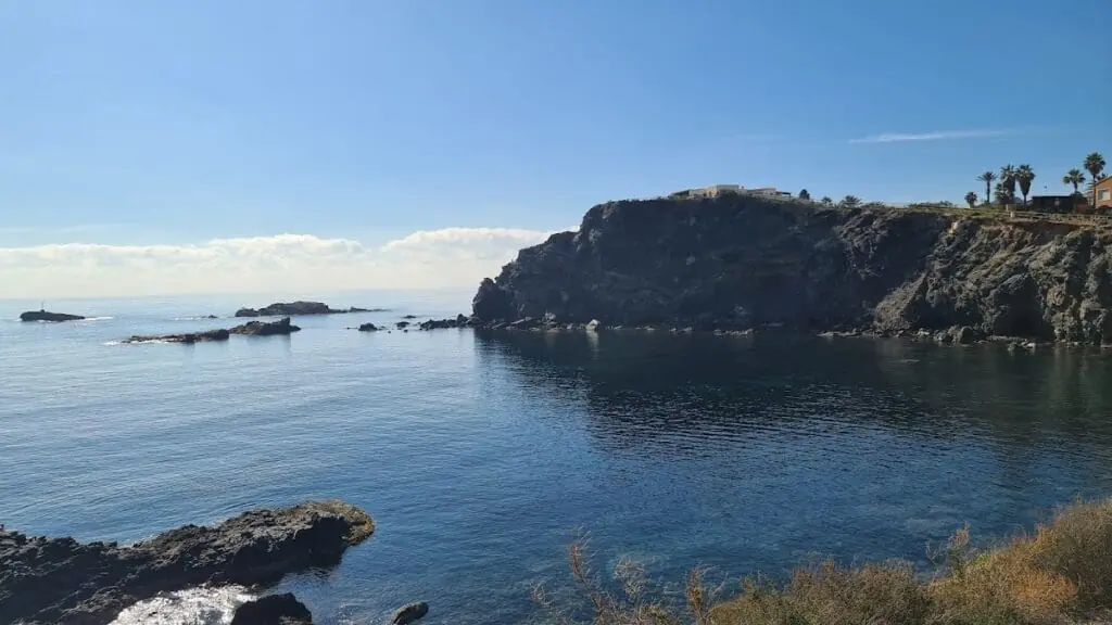 Dunkle Klippe und Buchten an der Küste von Cabo de Palos