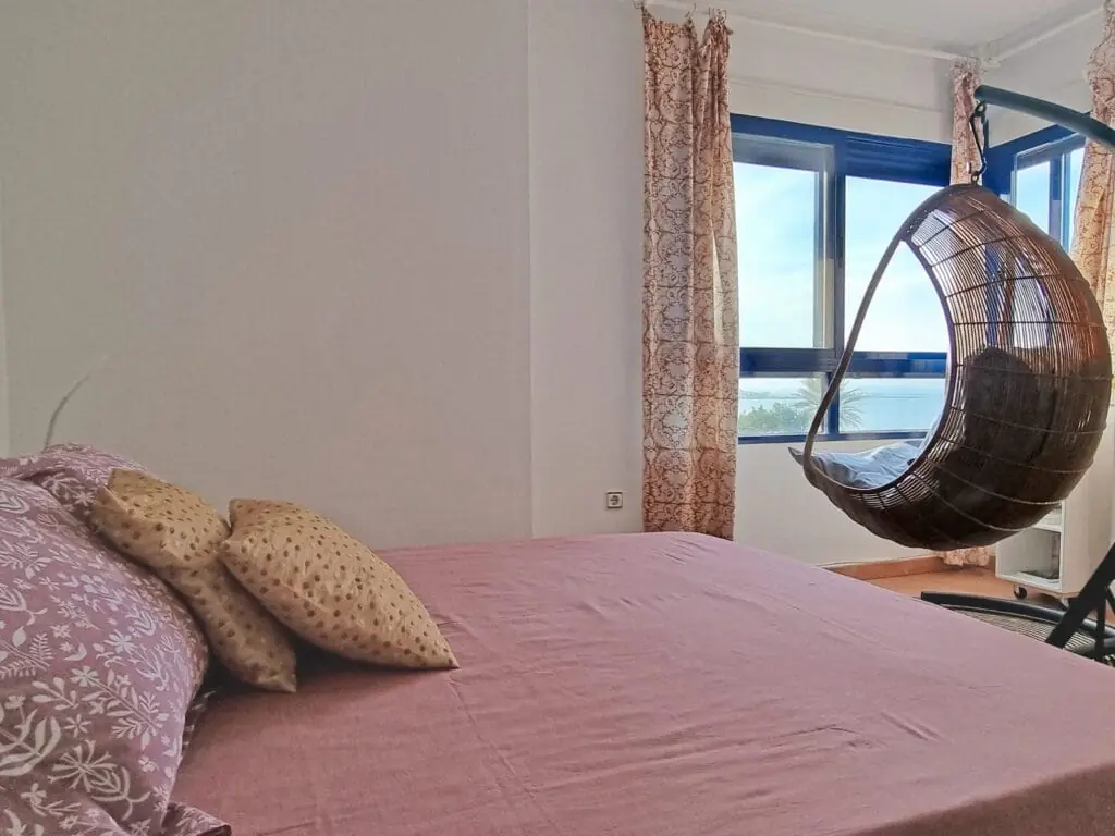 Wohnzimmer mit Meerblick-Balkon im Shore House