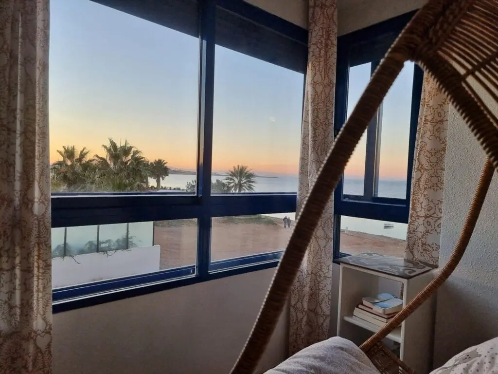 Zweites Schlafzimmer im Shore House mit verglastem Balkon