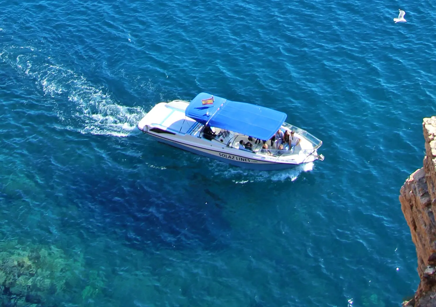 Luftaufnahme des Bootes von Solaz Lines mit Passagieren an Bord