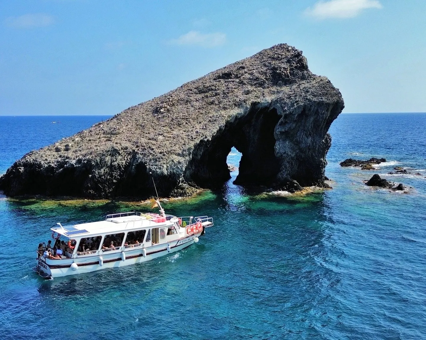 Boot von Solaz Lines neben dem Felsbogen der Isla Grosa