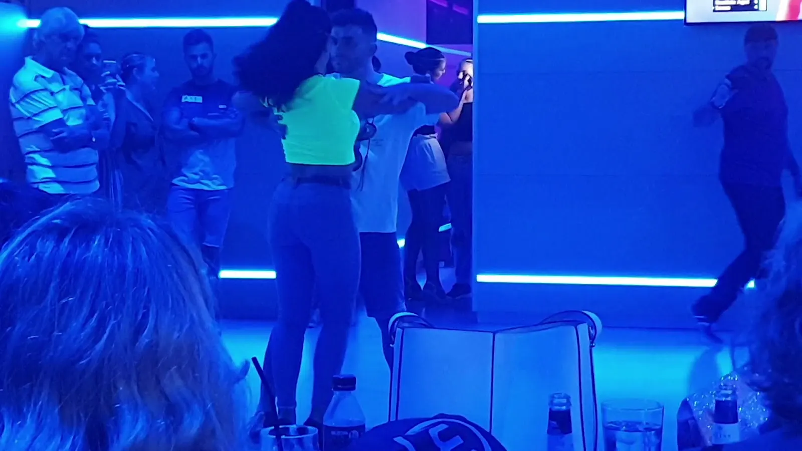 Nachtleben mit Tanz auf der Tanzfläche der Sportbar Trébol