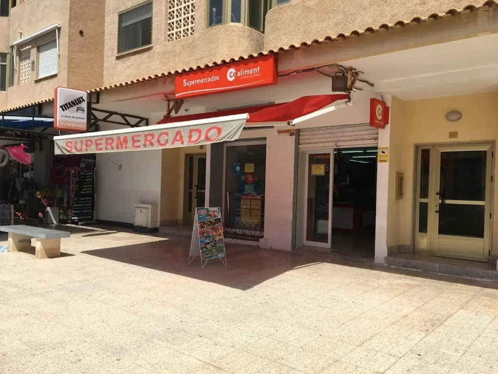 Fassade von Supermercado Coaliment in Ágata III, La Manga