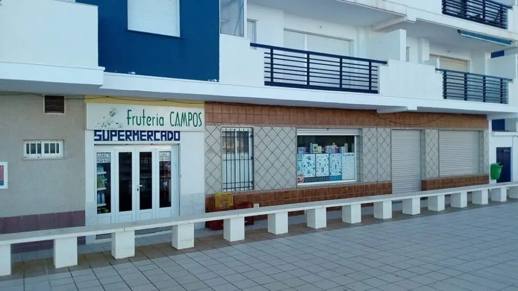 Fassade des Supermercado Frutería Campos, Gran Vía von La Manga