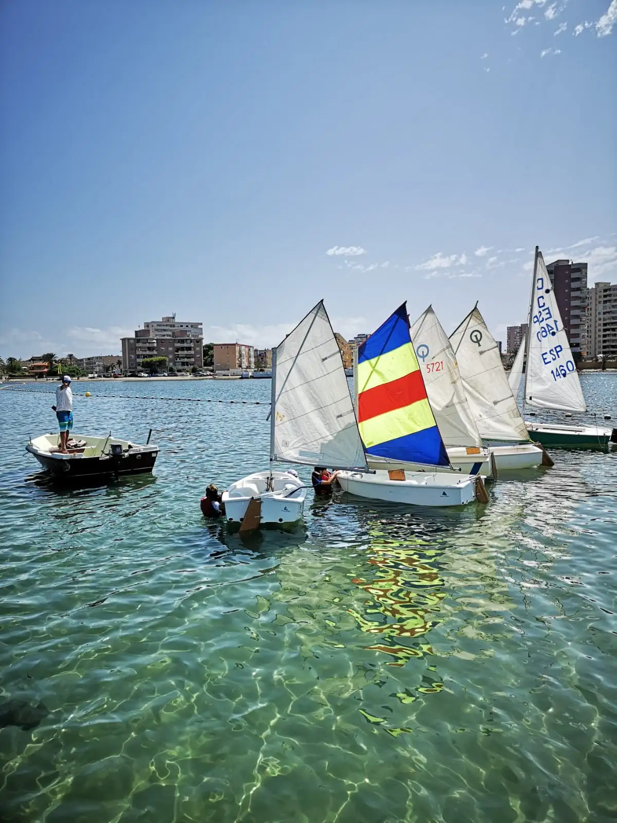 Élèves de Tatowind Sailing School préparant leurs optimists sur le Mar Menor