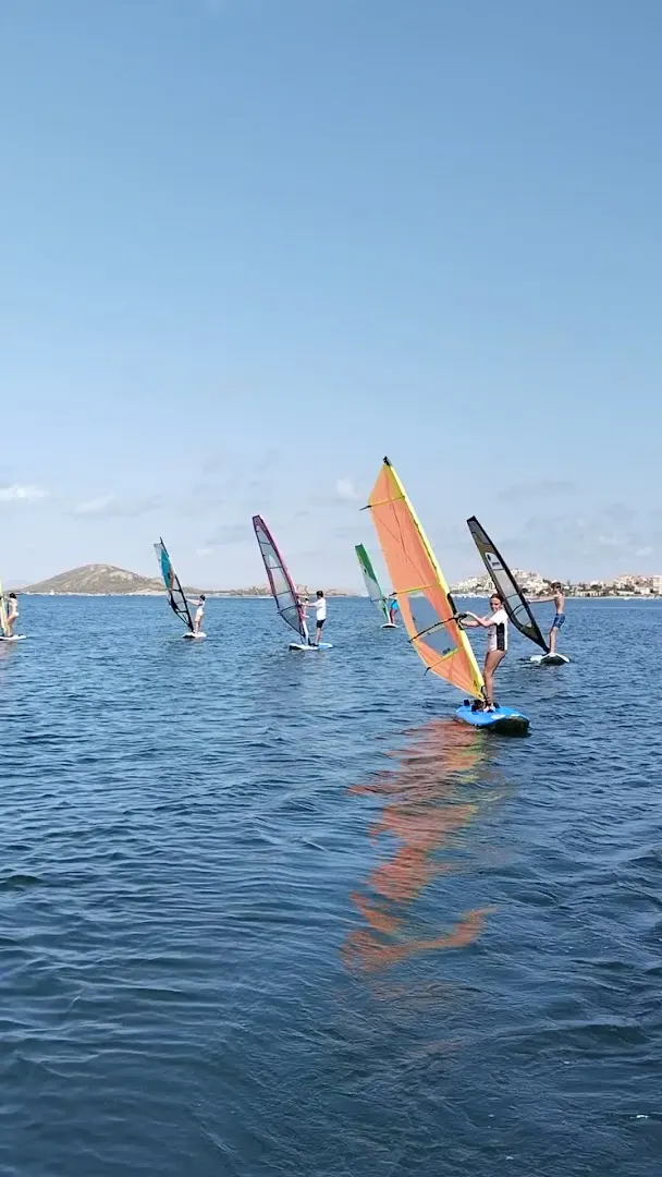 Élève pratiquant la planche à voile avec Tatowind Sailing School sur le Mar Menor