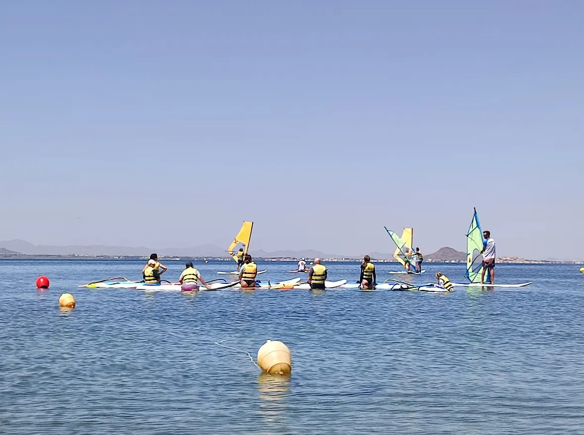 Groupe d'élèves de paddle avec Tatowind Sailing School sur le Mar Menor
