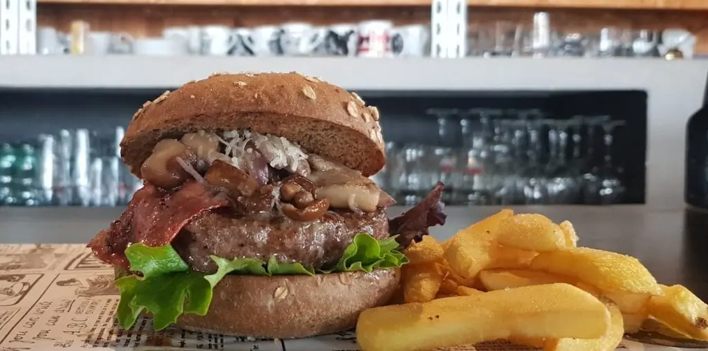 Handgemachter Burger mit Pommes frites, serviert in Teckel Bar