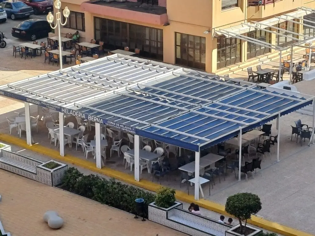 Vue aérienne de la terrasse couverte de l'Heladería Berna dans l'Urbanización Eurovosa