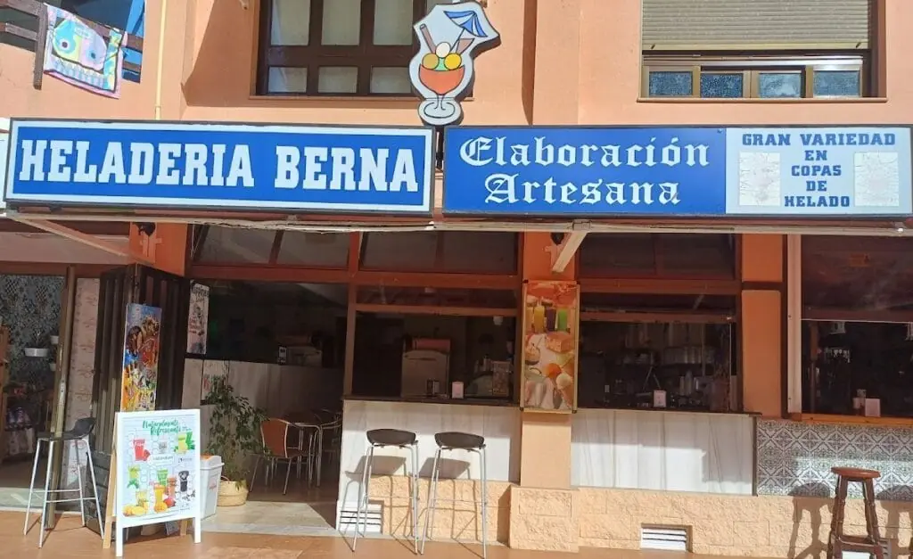 Enseigne et façade de la Heladería Berna, fabrication artisanale