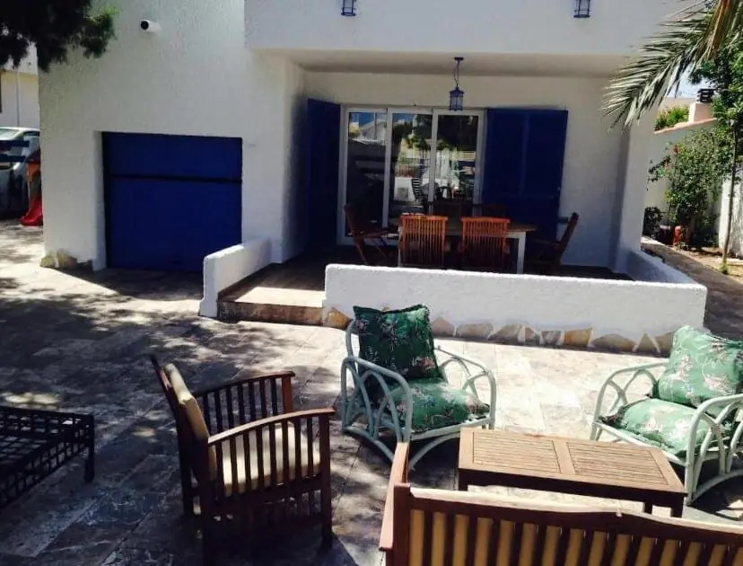 Fassade des The Blue Family House im Zentrum von Cabo de Palos