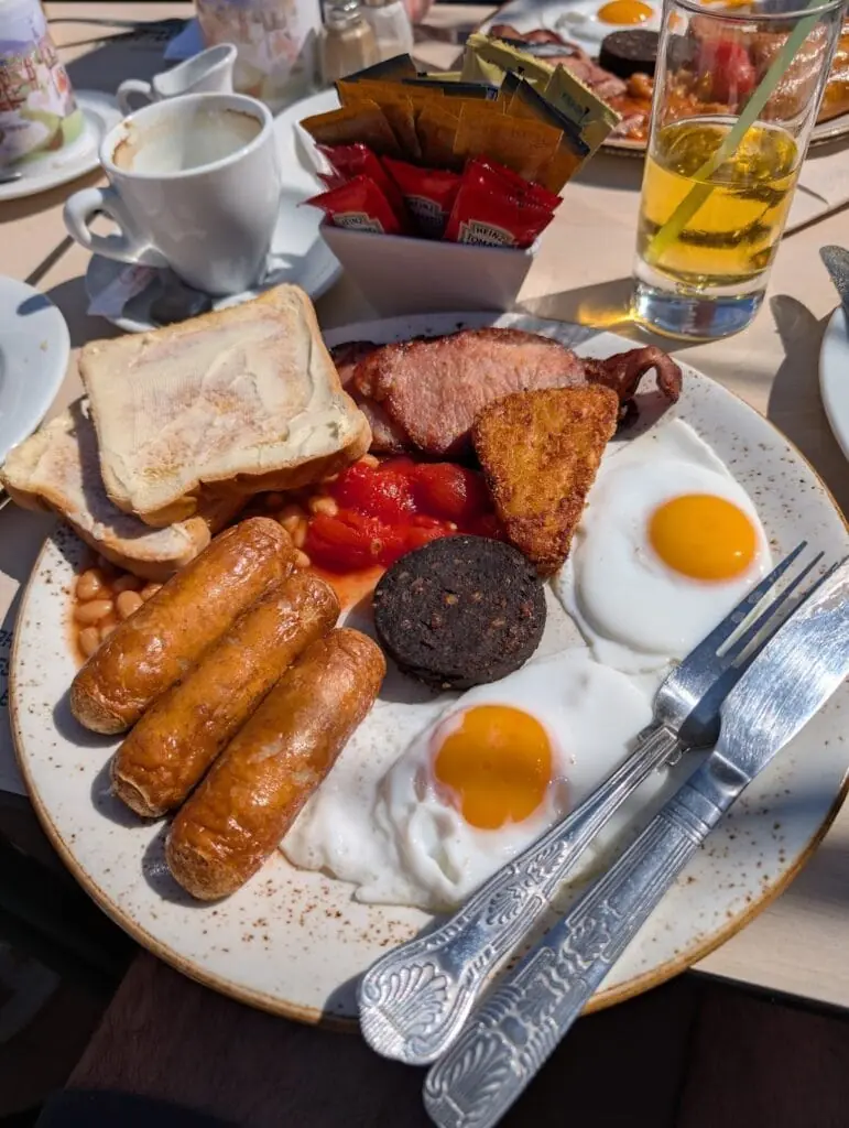 Innenansicht der The Palm Lounge in Cabo de Palos