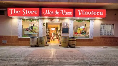 Weinregal bei The Store Mar De Vinos, Los Urrutias