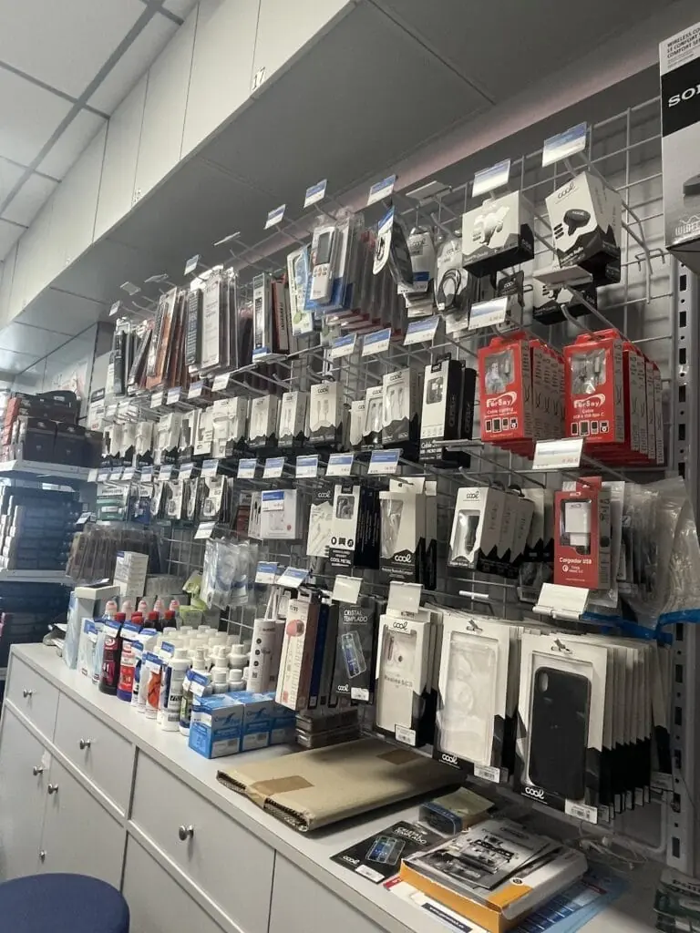 Intérieur de la boutique Tien21 Belhogar dans la Calle Mayor, Los Belones